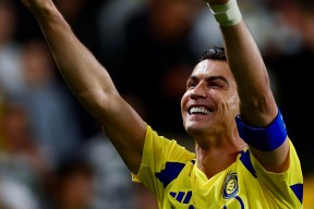 包含切尔西不断突破！，C罗连续十五场比赛得分超过表现优异赛场气氛高涨的词条